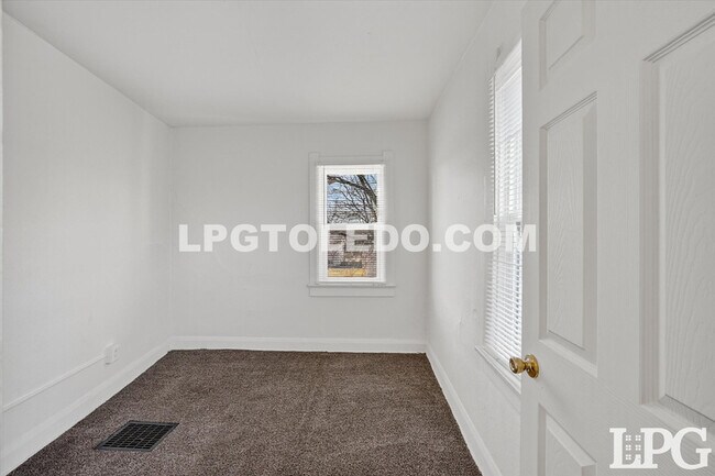 Building Photo - 1434 Kedron St