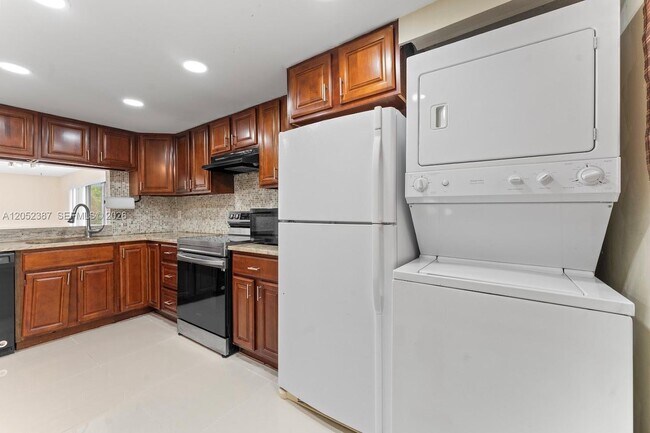 Building Photo - 430 Commodore Dr