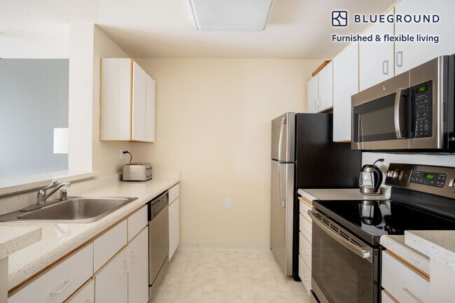 Building Photo - 2 Bayside Village Pl