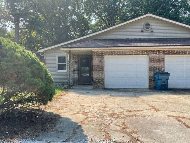 Building Photo - North side Duplex With Attached Garage