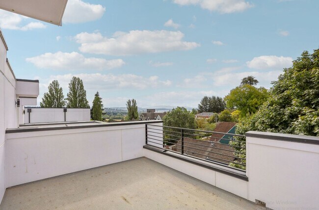 Building Photo - Spacious Townhome – Husky now leasing!