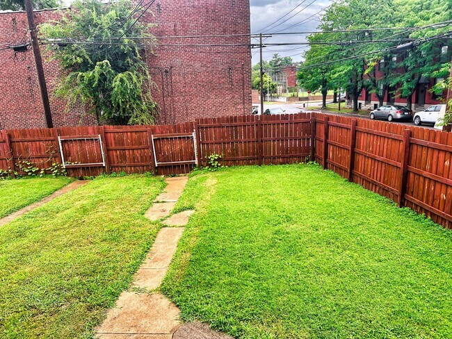 Building Photo - Charming 2-Bedroom South City Apartment with Historic Character