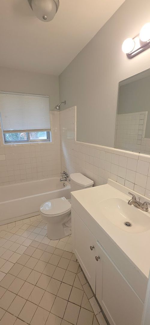 Building Photo - Large Family Home - Move In Ready!