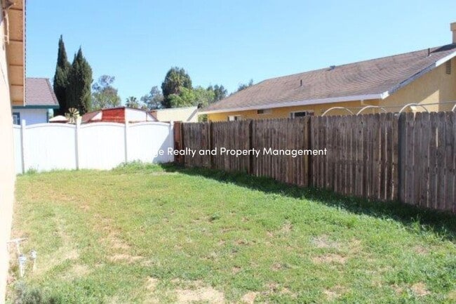 Building Photo - Back On The Rental Market Nice Single Story 3 Bedroom Home!!!