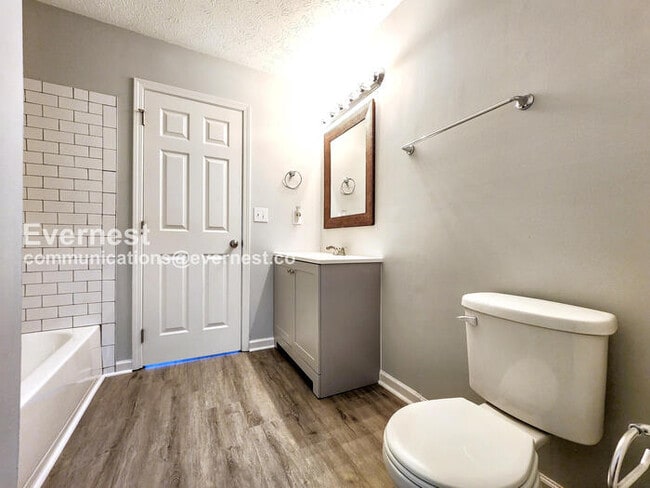 Building Photo - 511 White Oak Dr