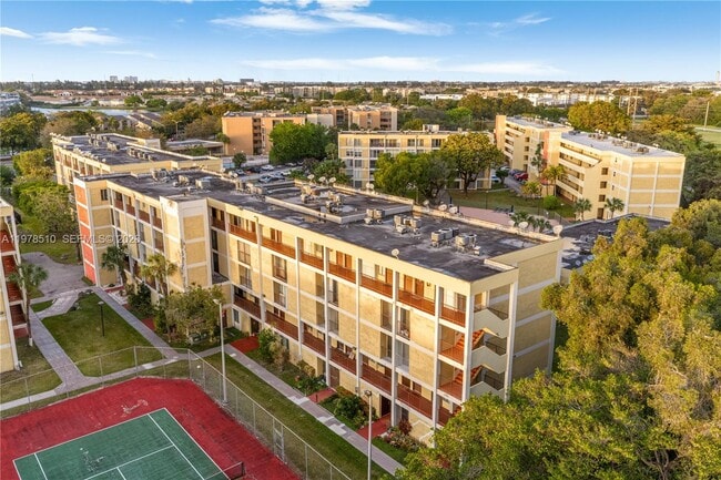 Building Photo - 9210 Fontainebleau Blvd