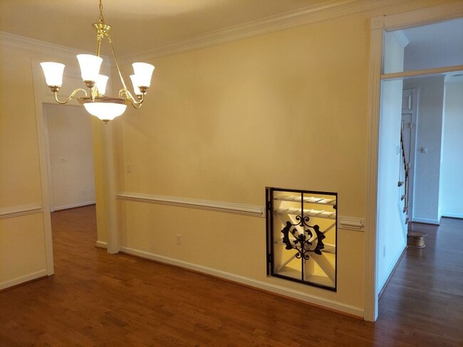 Building Photo - 3 Bed 2.5 Bath Townhouse