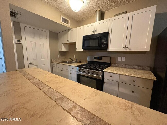 Building Photo - 2735 W Tuckey Ln