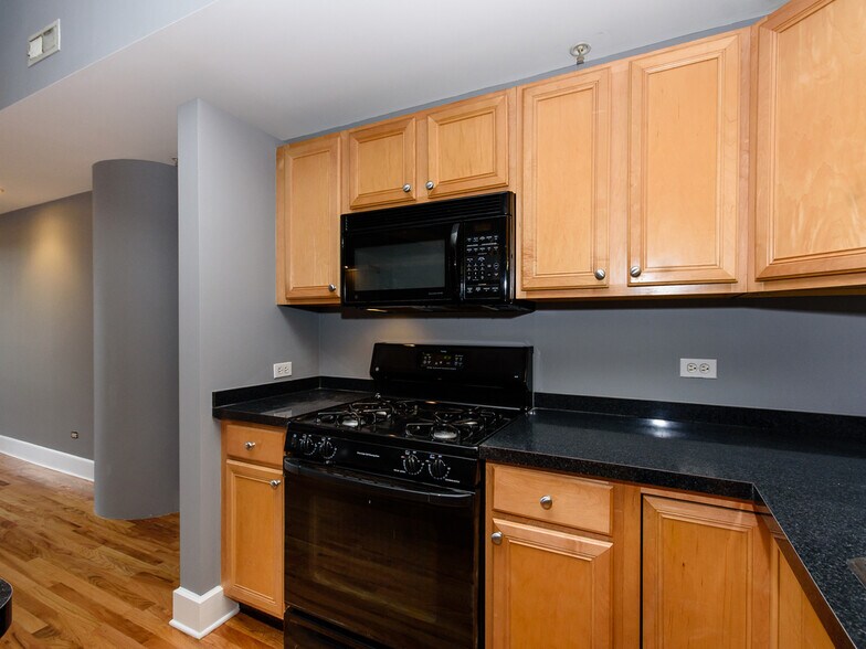 Building Photo - 165 N Canal St