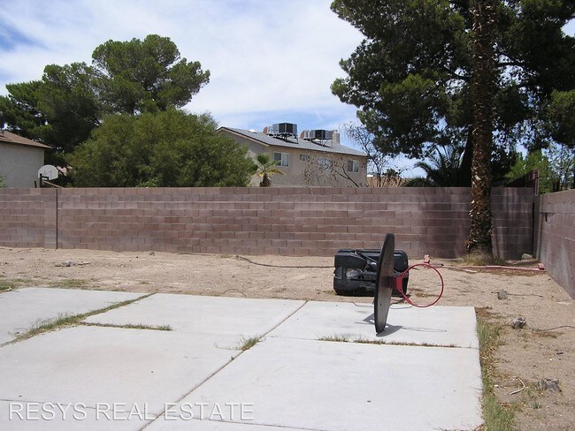 Building Photo - 3 br, 2 bath House - 5592 W TWAIN AVE