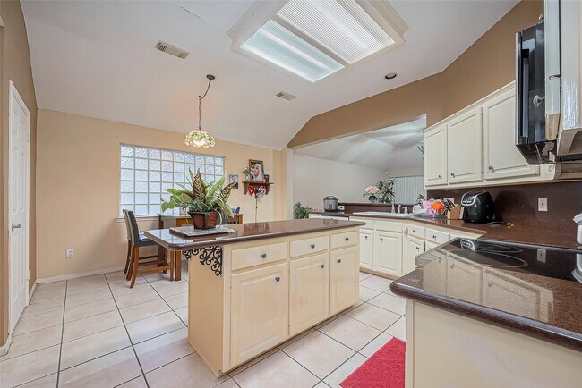 Building Photo - 10323 Emerald Pine Dr