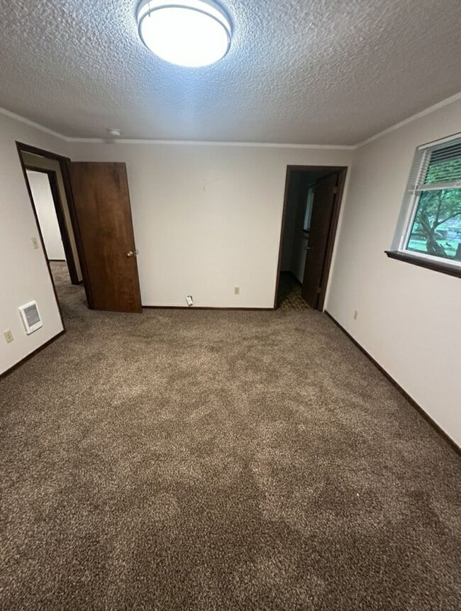 Building Photo - 3 Bed, 2 Bath Ranch in Hazel Dell!