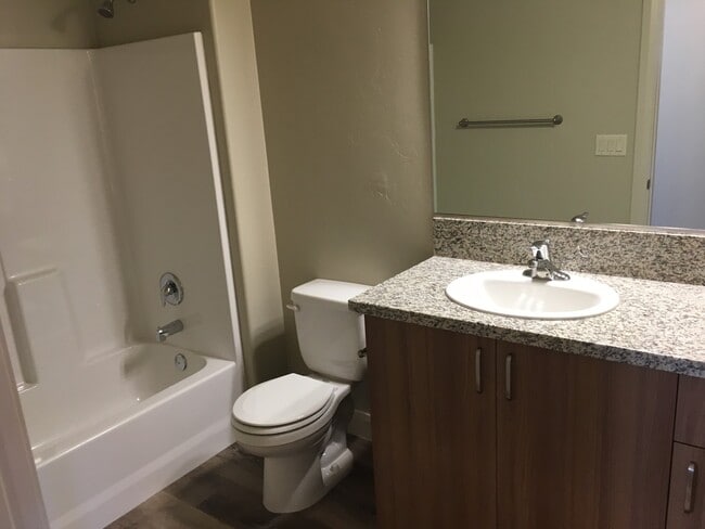 Building Photo - 3 bed 2 bath Townhome for rent, small dog allowed!