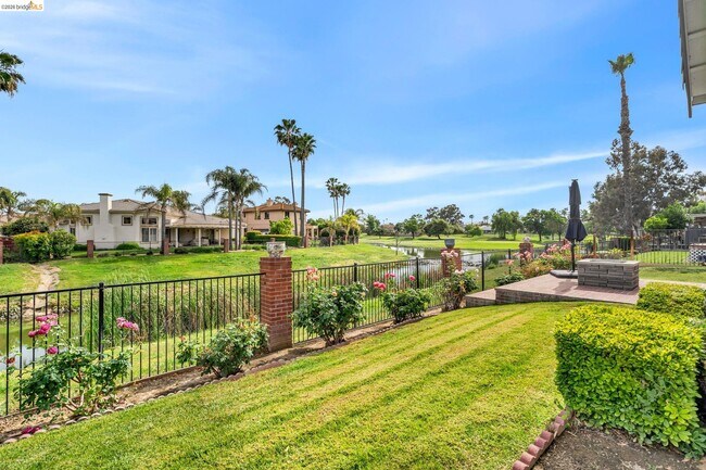 Building Photo - 5640 Edgeview Dr