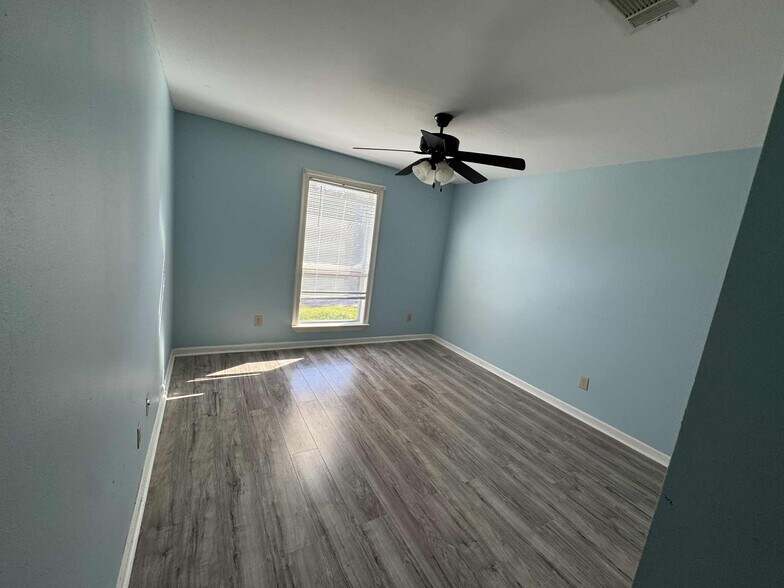 Building Photo - 6206 W Desoto St