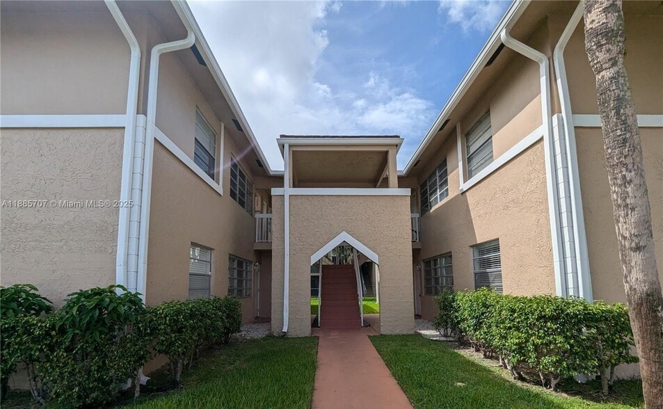Building Photo - 10224 Twin Lakes Dr