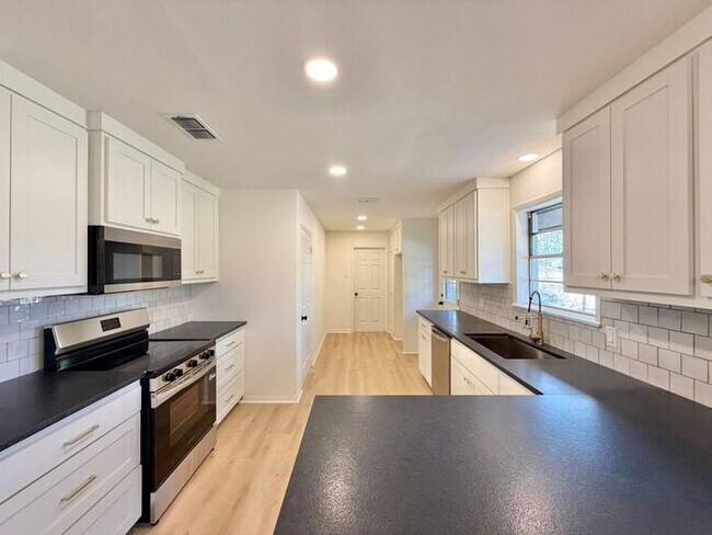 Building Photo - Spacious 3-Bedroom, 2-Bath Home with Bonus...