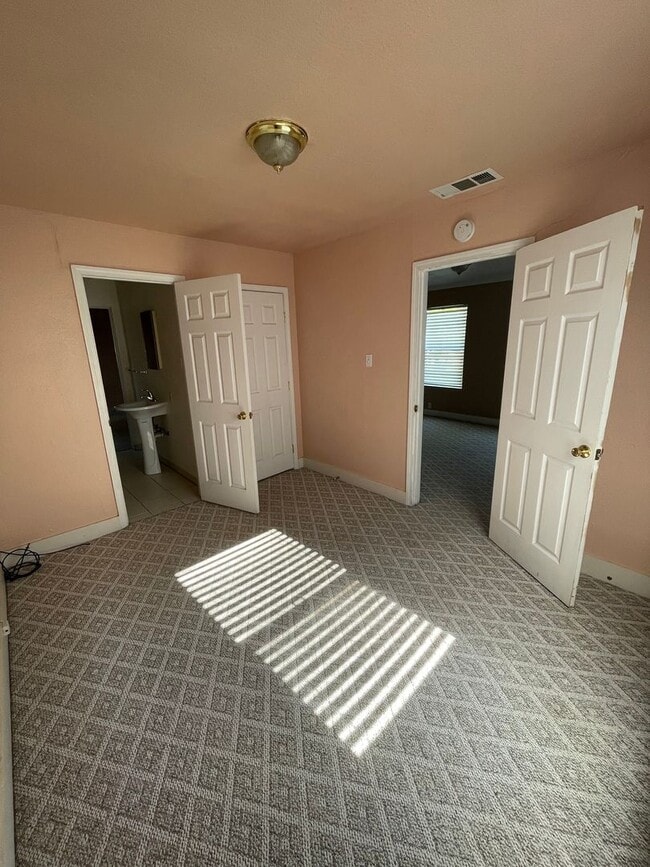 Building Photo - For Rent: Charming 2 Bedroom, 1 Bath Home ...