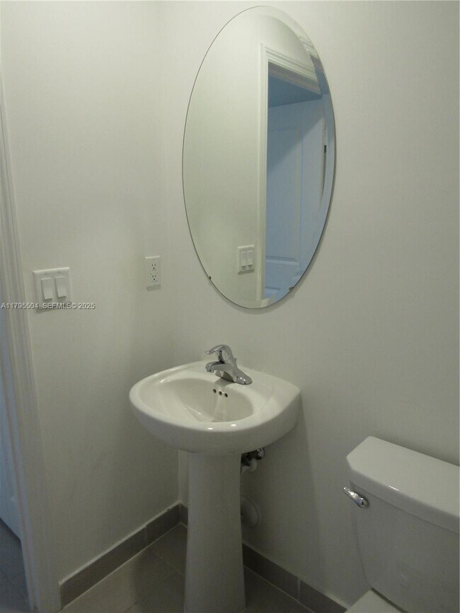 Building Photo - 1414 SE 26th Ter