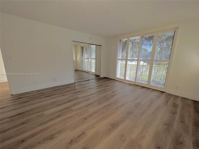 Building Photo - 4009 N Cypress Dr