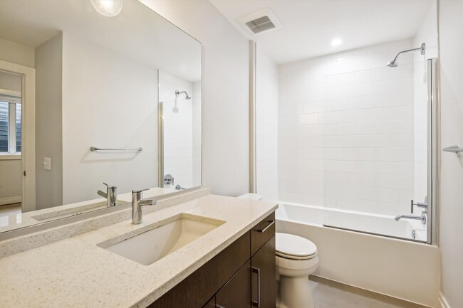 Building Photo - Near NEW 1+1 in NW DC!