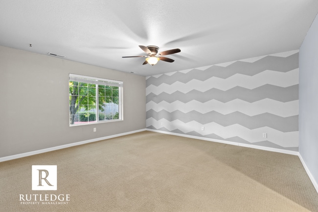 Building Photo - 3 Bedroom + Office in Central Point!