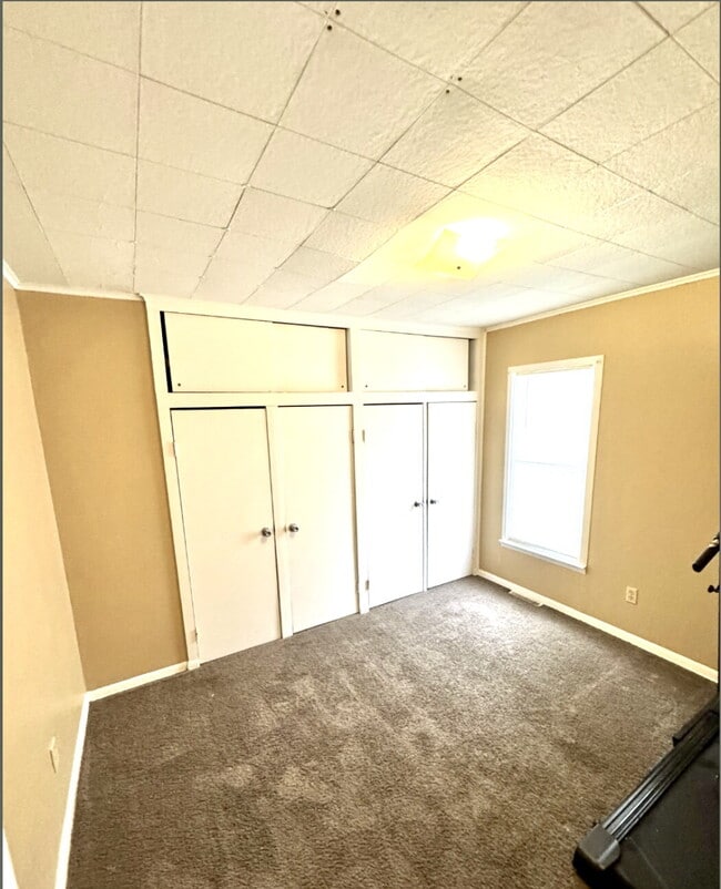 Building Photo - 2 bed, 1 bath Lower Unit in Duplex Available!