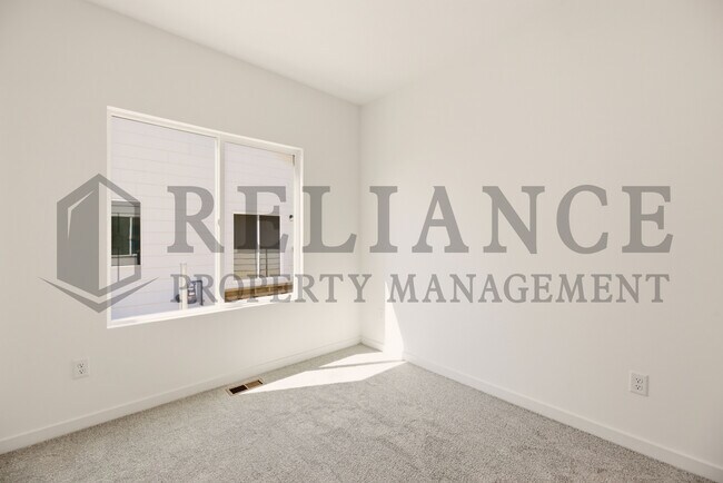 Building Photo - 5243 N Pinecrest Ct