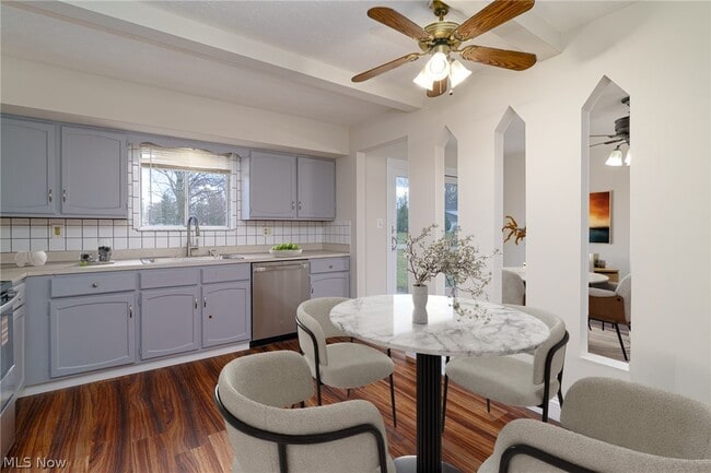 Building Photo - 8671 Ashwood Dr