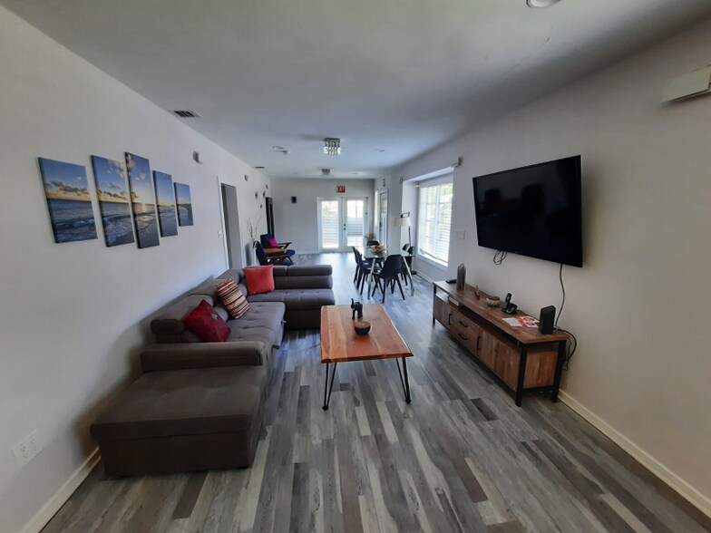 Building Photo - 715 Hollywood Blvd