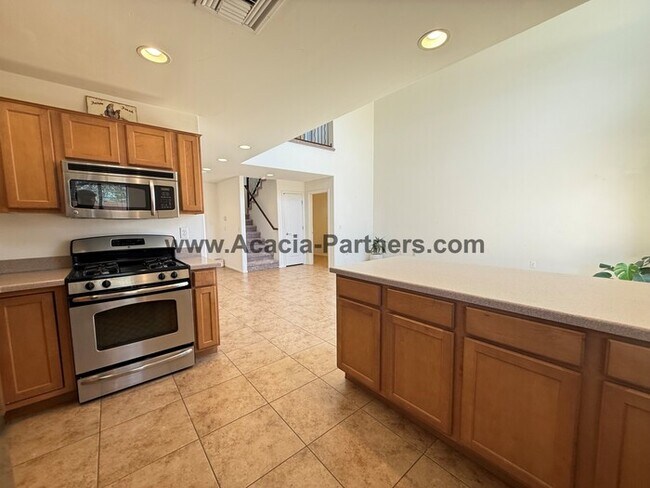 Building Photo - Spacious Three Bedroom Home