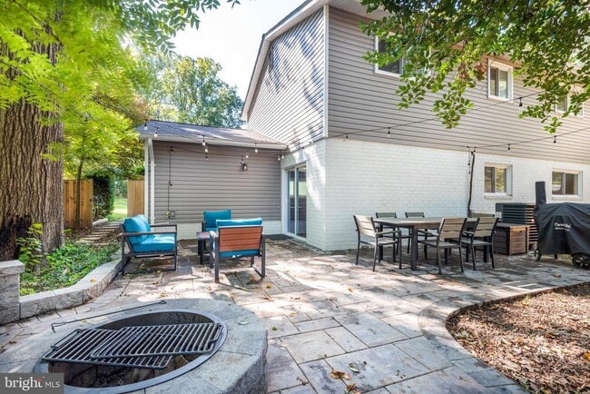 Building Photo - 8601 Cromwell Dr