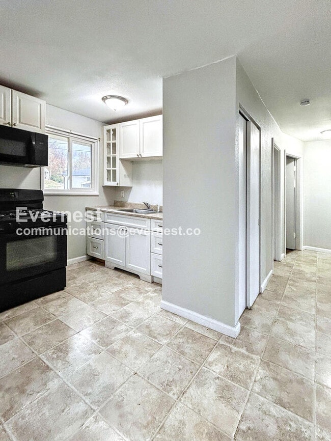 Building Photo - 5672 Parchester Dr