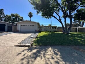 Building Photo - Beautiful three bedroom two bath home in Roseville!!