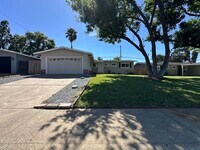 Building Photo - Beautiful three bedroom two bath home in Roseville!!