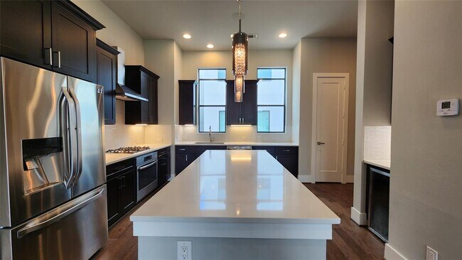 Building Photo - 5713 Larkin St