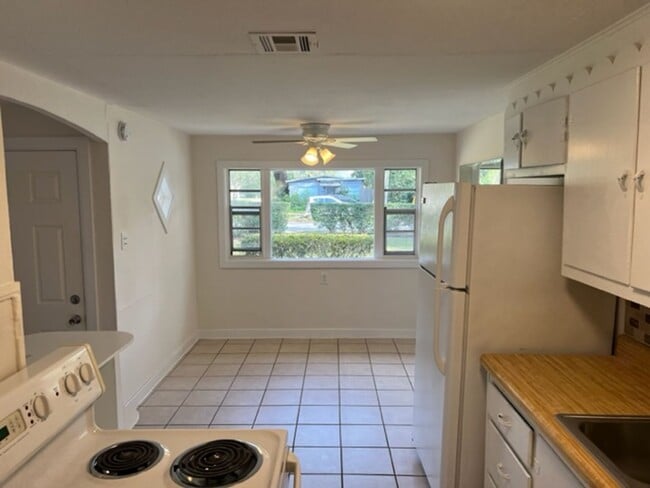 Building Photo - 1208 Cloverlawn Ave