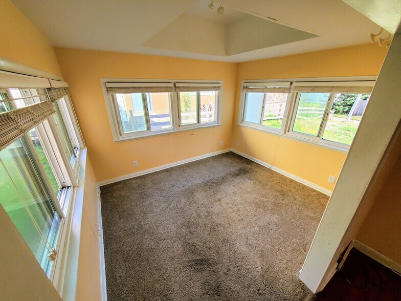 Sun Room/Office - 1588 Hillcrest Ave