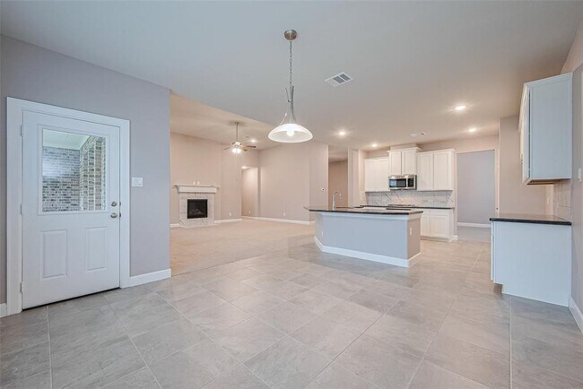 Building Photo - 5511 Highland Dr