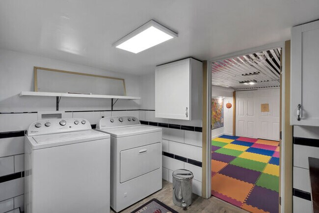 Building Photo - 631 Clover Ln