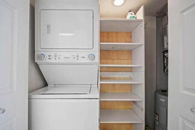 Building Photo - Stunning 2-bedroom, 2-bathroom condo with ...