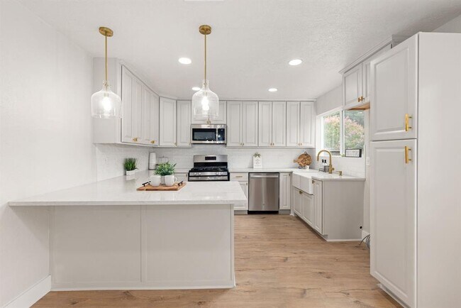 Building Photo - 90 W High Oaks Cir