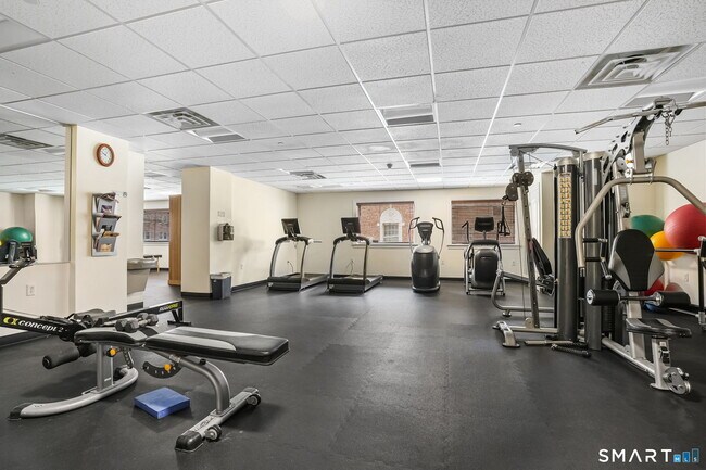 Building Photo - 143 Hoyt St