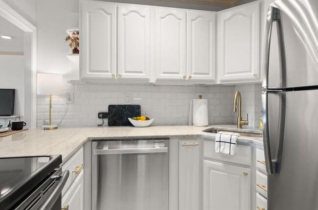 Building Photo - APARTMENT