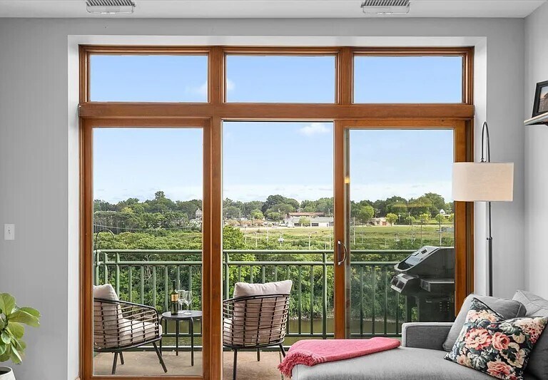 Building Photo - 160 S River St