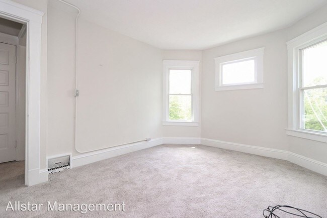 Building Photo - 2810 Woodbridge Ave