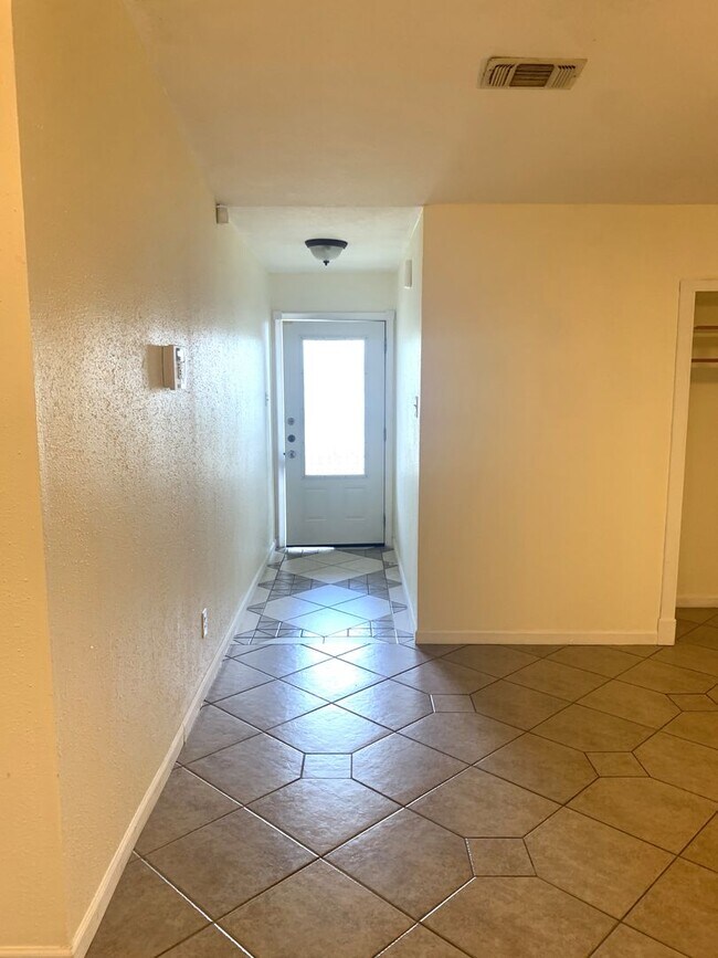 Building Photo - 2808 Persimmon Dr