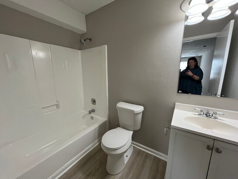 Building Photo - 142 Goshen Rd