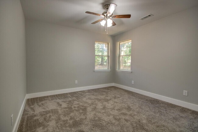 Building Photo - 205 Jarrett Ln
