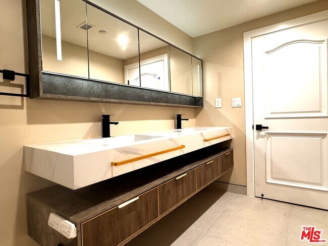 Building Photo - 1146 Hacienda Pl